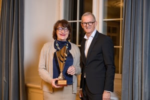 Dr. Christa Uehlinger erhält den Award beste Dozentin im CAS Marketing Communication